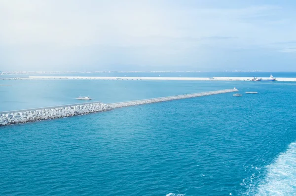 Dalgakıranlar, deniz feneri ve yüzen platform ile limana yolcu gemisinden görünüm. Valencia limanının panoraması, İspanya. Kopya alanı, Ekim 2018 — Stok fotoğraf