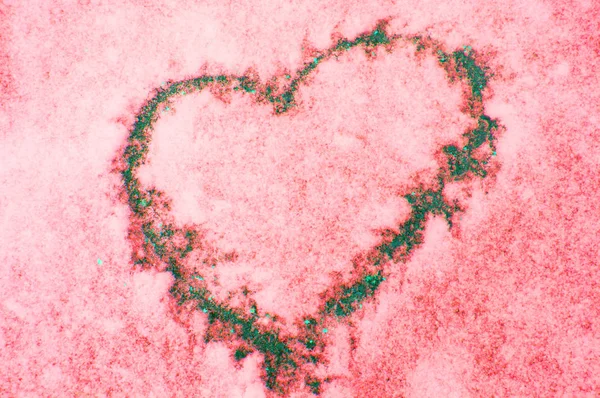 Zeichen der Liebe-Herz auf Schnee gemalt, pastellrosa Hintergrund, Valentinstag — Stockfoto