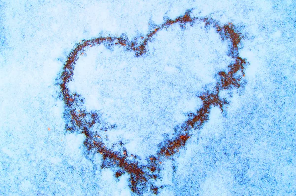Zeichen der Liebe-Herz auf Schnee gemalt, pastellblauer Hintergrund, Valentinstag — Stockfoto