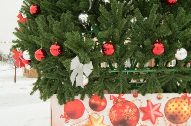 Noel ağacı, balonlarla süslenmiş kış parkında, Noel arka planında, kış mevsiminde