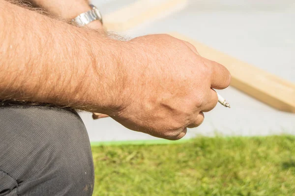 Primer Plano Mano Anciano Sosteniendo Cigarrillo Fumando Contra Bokeh Naturaleza —  Fotos de Stock