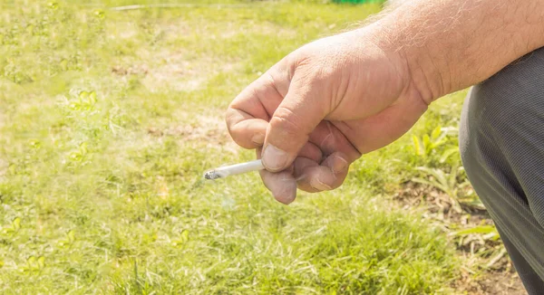 Gros Plan Main Homme Âgé Tenant Une Cigarette Fumant Contre — Photo