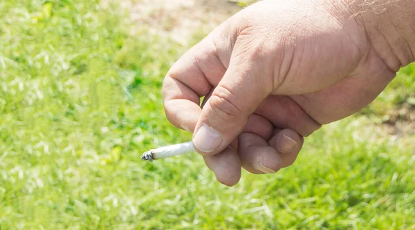 Detailní Záběr Ruku Staršího Muže Držícího Cigaretu Kouřícího Proti Otevřenému — Stock fotografie