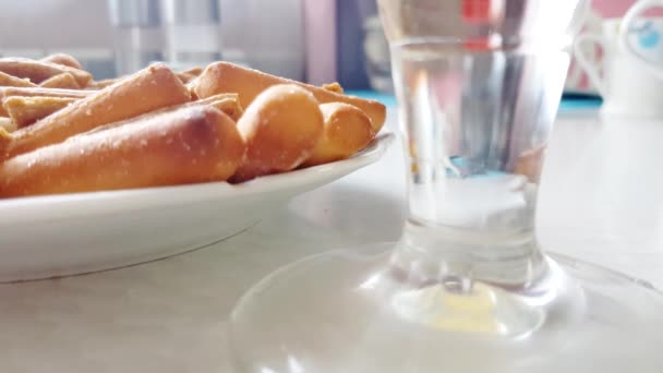 Solone Paluszki Chlebowe Część Szklanki Polewanym Piwem Oktoberfest Żywności Solone — Wideo stockowe