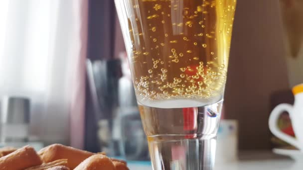 Primer Plano Vaso Cerveza Con Burbujas Levantándose Vídeo — Vídeo de stock