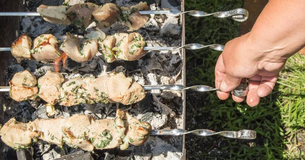 Una Mano Sostiene Pincho Metal Que Fríe Carne Deliciosa Vista —  Fotos de Stock