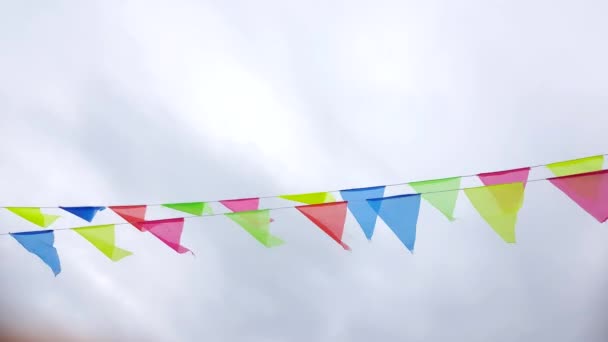 Banderas Triangulares Multicolores Cuelgan Una Cuerda Revolotean Viento Contra Cielo — Vídeos de Stock