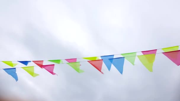 Bunte Dreieckige Fahnen Hängen Einer Schnur Und Flattern Wind Vor — Stockvideo