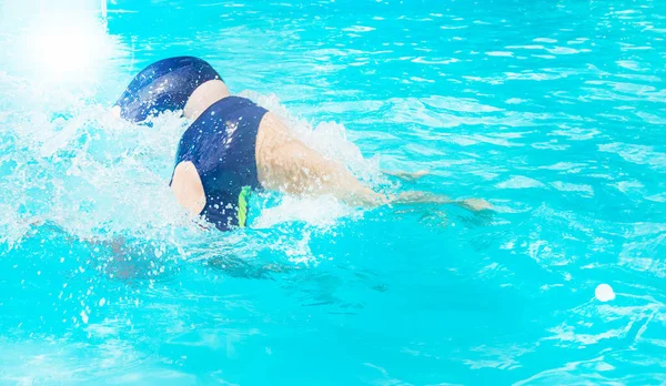 Dwie Kobiety Pływające Jednocześnie Nurkują Odkrytym Basenie Demonstrując Swoje Umiejętności — Zdjęcie stockowe