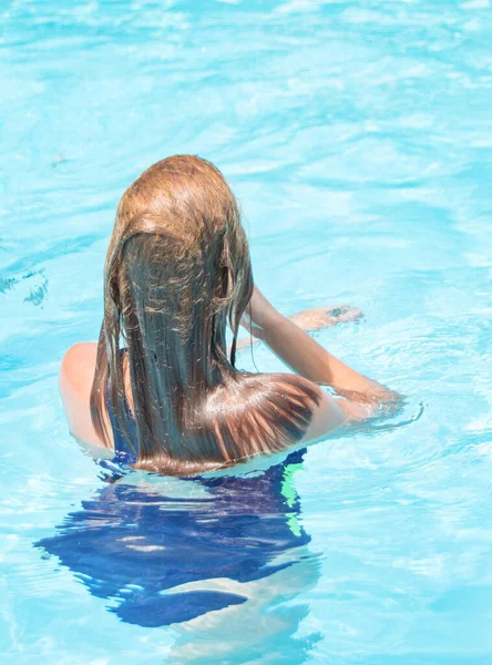 Islak Saçlı Mutlu Bir Kız Açık Havuzda Duruyor Tatilde Suda — Stok fotoğraf