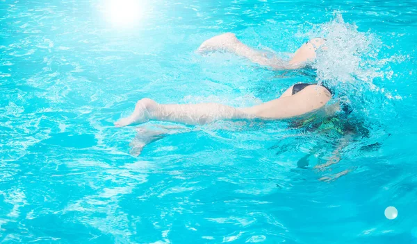 Дети Подростки Весело Плавают Ныряют Открытом Бассейне Ноги Вверх Над — стоковое фото