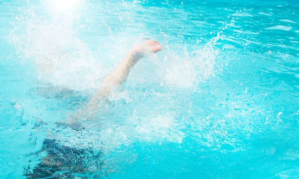 Niños Niñas Adolescentes Divierten Nadando Buceando Piscina Aire Libre Pies —  Fotos de Stock