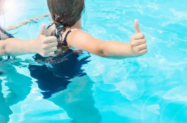 Açık Havada Mavi Köpüklü Bir Havuzda Uzun Saçlı Iki Genç — Stok fotoğraf