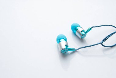 Akıllı işler için taşınabilir kulaklıklar çevrimiçi toplantılar, konferans görüşmeleri, telefon cihazları.