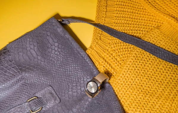 Suéter Oversize Punto Amarillo Bolso Marrón Gris Cuero Lujo Sobre — Foto de Stock