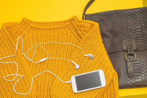 Suéter Punto Amarillo Para Mujer Bolso Cuero Con Teléfono Móvil — Foto de Stock