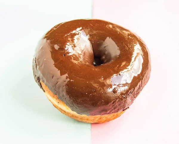 Ένα Ντόνατ Σοκολάτας Ανοιχτό Μπλε Και Ροζ Φόντο Πάνω Όψη — Φωτογραφία Αρχείου