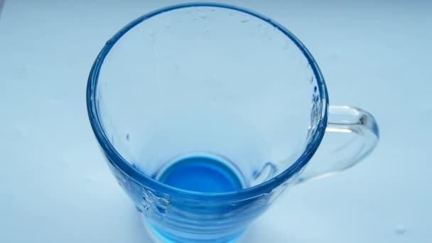 Frisches Sauberes Wasser Ein Klares Blaues Glas Auf Dem Tisch — Stockvideo