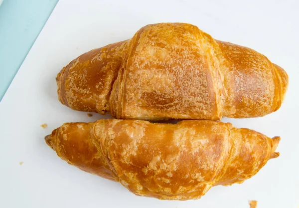 Två Nybakade Croissanter Vit Bakgrund Ovanifrån — Stockfoto