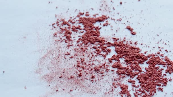 化妆面粉 粉碎屑在白底上 — 图库视频影像