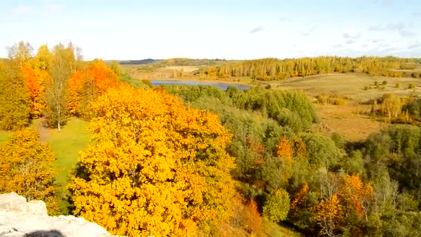 Piękny Widok Jesiennego Krajobrazu Żółtymi Drzewami Wzgórzami Jeziorem Łąkami Domami — Wideo stockowe