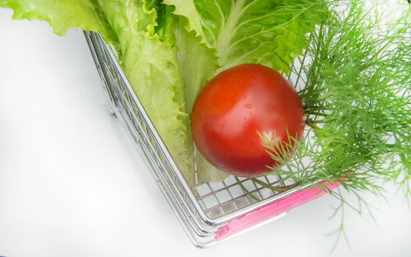 Korb Voll Mit Verschiedenen Frischen Gemüsetomaten Salat Dill Auf Weißem — Stockfoto