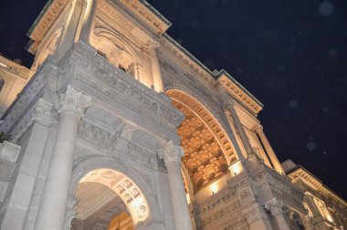 İtalya 'daki Galleria Vittorio Emanuele II kemerinin detaylarını kapat..