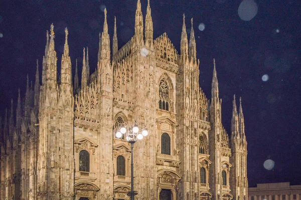 ミラノ イタリア 2015年1月13日 ドゥオモ ミラノ ミラノ大聖堂 の近景 ミラノのドゥオーモは世界で2番目に大きなカトリック大聖堂です — ストック写真