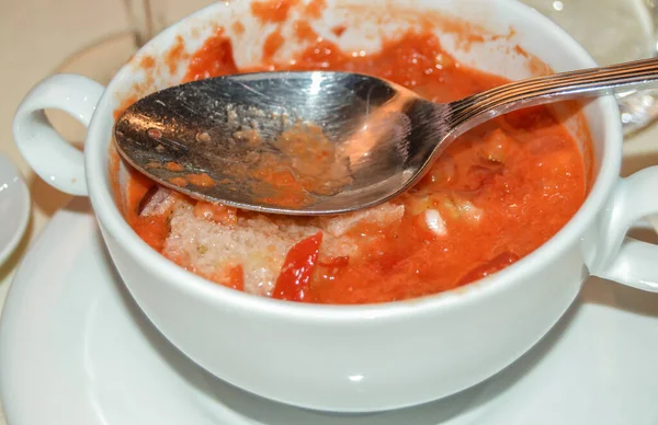 Sopa Gazpacho Tazón Blanco Con Cuchara Enfoque Borde Talence Pequeña — Foto de Stock