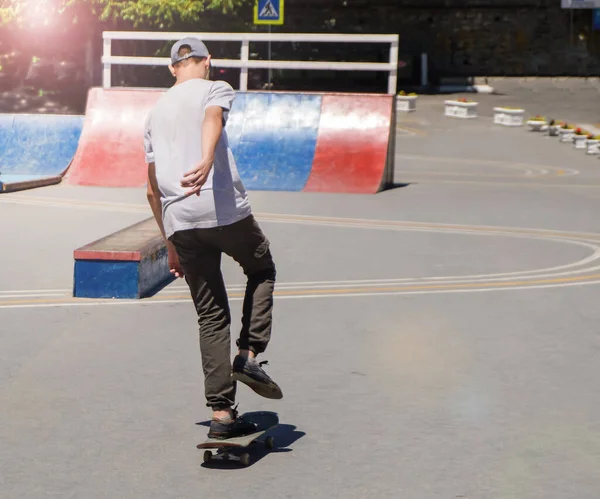 Dospívající Chlapec Vlaky Jezdit Skateboardu Skate Parku Pohled Zezadu — Stock fotografie