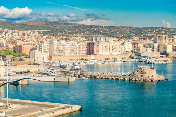 Civitavecchia, Roma gezisi ve feribot limanı manzarası. Arka planda şehir, güneşli gün, deniz manzarası