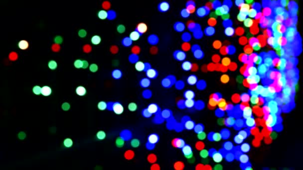 Bokeh de l'illumination festive la nuit. Résumé fond bokeh de la nuit de Noël, en plein air. Bokeh coloré rond Briller dans l'obscurité, Vidéo 4K — Video