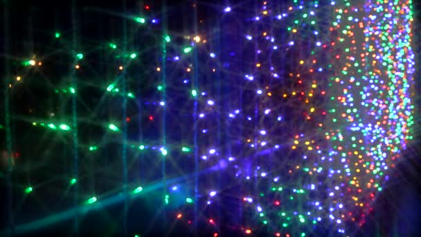Bokeh de l'illumination festive la nuit. Résumé fond bokeh de la nuit de Noël, en plein air. Bokeh coloré rond Briller dans l'obscurité, Vidéo 4K — Video