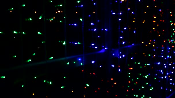 Fond abstrait, lumières de bande de vacances menées sur le mur du bâtiment, décoration de Noël, rouge bleu rose et violet Noël ou diwali lumières clignotent, mise au point sélective sans bruit — Video