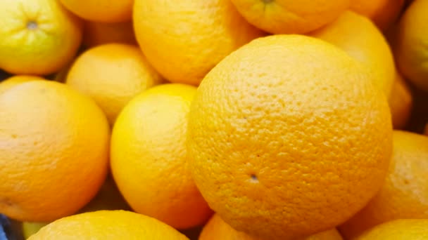 新鲜成熟的橙子 黄色橙色背景 适合买方 美味全景果汁在商店 — 图库视频影像
