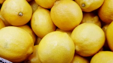 Sebze dükkanının tezgahındaki karton kutularda taze sarı limonlar, yavaş kamera hareketi, üst manzara, 4K Video