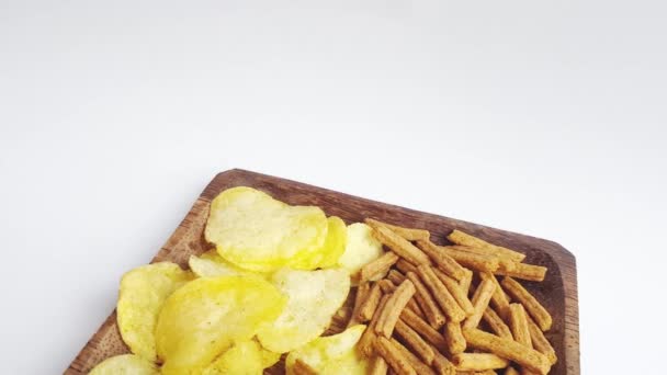 Movimiento Lento Plato Madera Oscura Con Papas Fritas Galletas Saladas — Vídeos de Stock