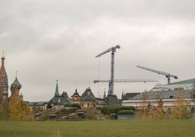 İnşaat vinçlerinin manzarası, St. Basil 'in Katedrali ve Rusya' daki Kremlin Kuleleri. Parkın manzarası, Zaryadye, sonbahar bulutlu günü,