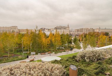 Moskova, Rusya-10 Ekim 2019: Sonbaharda Zaryadye Parkı 'ndaki evlerle Moskova manzarası.