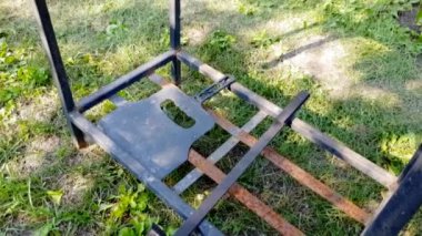 Lezzetli ızgara domuz bifteği, yaz barbeküsü, açık hava, 4K video, baştan sona yavaş çekim kamerası.