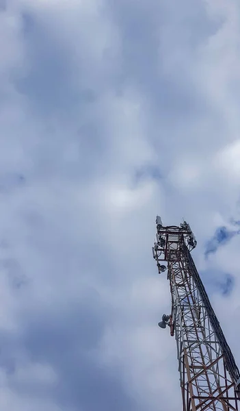 Torre Antena Radio Teléfono Móvil Torre Célula Contra Cielo Nublado — Foto de Stock