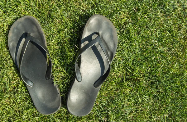 Une Paire Tongs Caoutchouc Noir Sur Herbe Verte Pelouse Avec — Photo