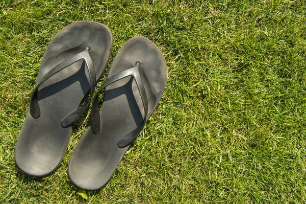 Une Paire Tongs Caoutchouc Noir Sur Herbe Verte Pelouse Avec — Photo