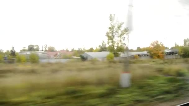Вид Окна Движущегося Поезда Быстрое Движение Мимо Маленькой Деревни Домами — стоковое видео