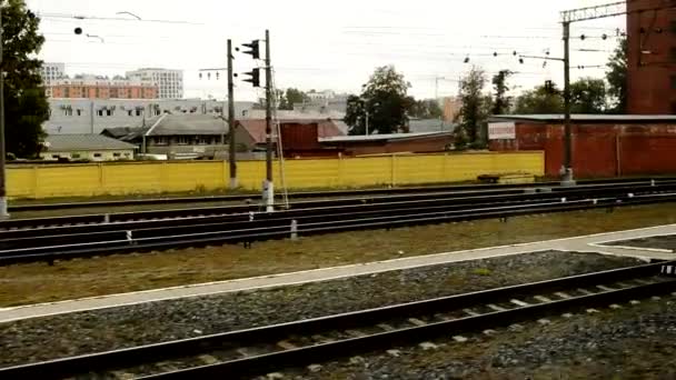 Zicht Door Ramen Van Een Trein Die Baltiysky Station Verlaat — Stockvideo