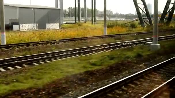 Zicht Vanuit Het Treinraam Stadssnelweg Met Auto Schroot Trein Vertrekt — Stockvideo