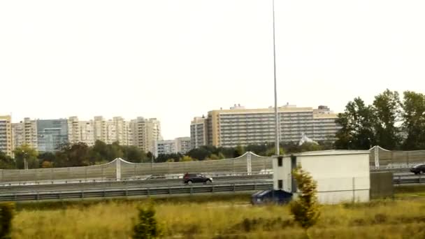 Vista Desde Ventana Del Tren Autopista Ciudad Con Coches Chatarra — Vídeos de Stock