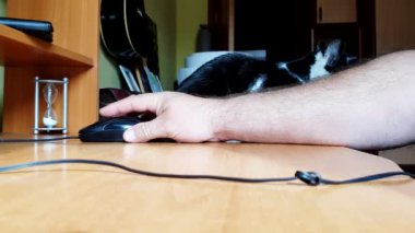 Ahşap bir masada fareyle birlikte çalışan beyaz bir adamın eli, uzaktan çalışma, serbest çalışma, işyeri