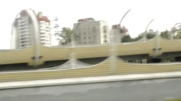 Widok Okna Pociągu Autostradę Miejską Samochodami Złom Pociąg Odjeżdża Dworca — Wideo stockowe