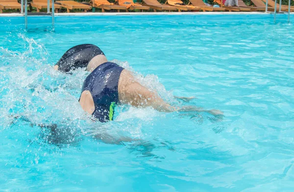 Yüzme Havuzunda Çocukların Ayakları Havada Eğlence Dalışı Yapan Gençler — Stok fotoğraf